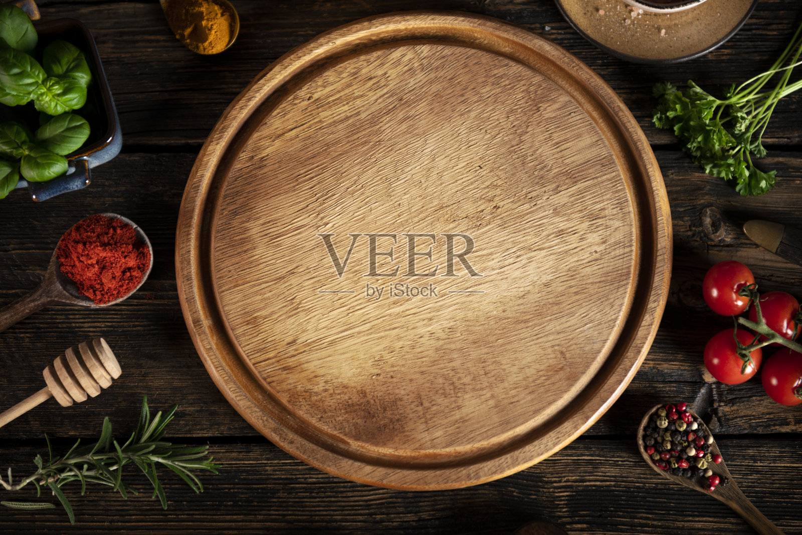 黑色木桌的俯视图，空的圆形木盘和食材照片摄影图片