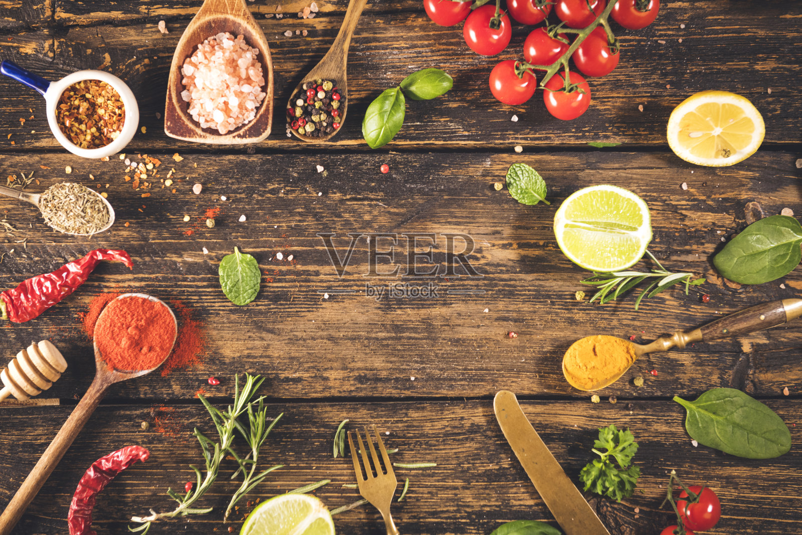 质朴的木桌上放着香料和香草照片摄影图片