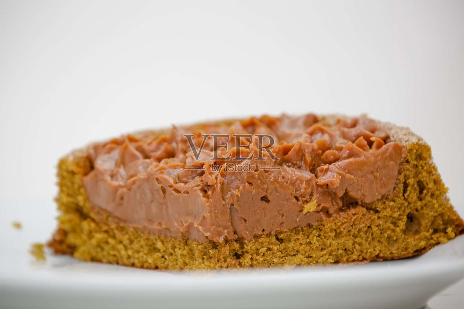 桌上的油条蛋糕片很美味。照片摄影图片