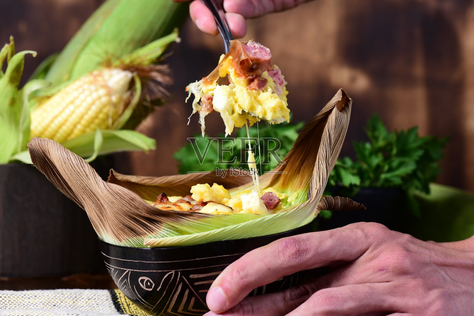 美味的玉米帕蒙哈，典型的巴西食物，烤玉米蛋糕与调味料和融化和烤奶酪照片摄影图片