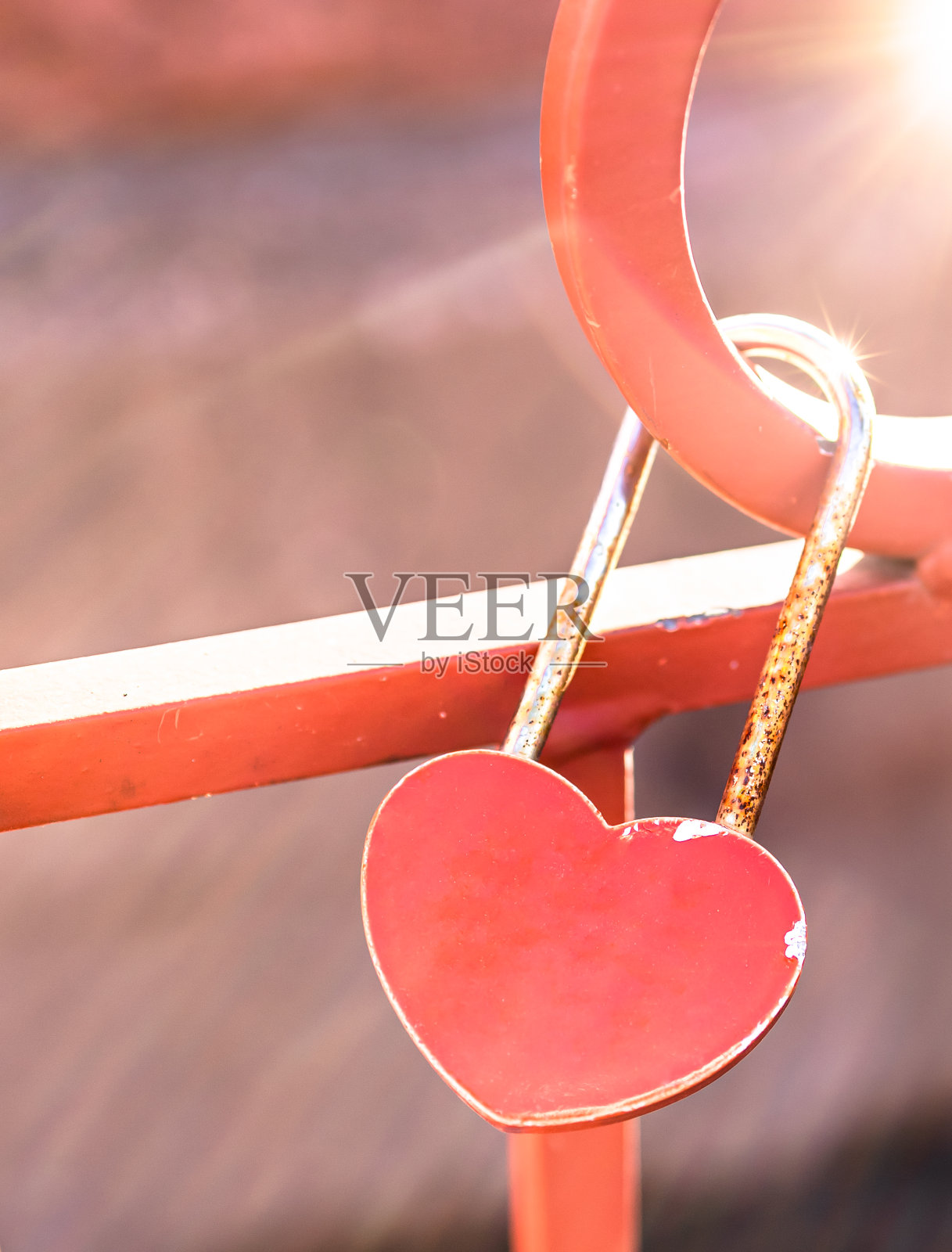 永恒的爱概念 - 红色心形锁，锁在红色桥梁上照片摄影图片