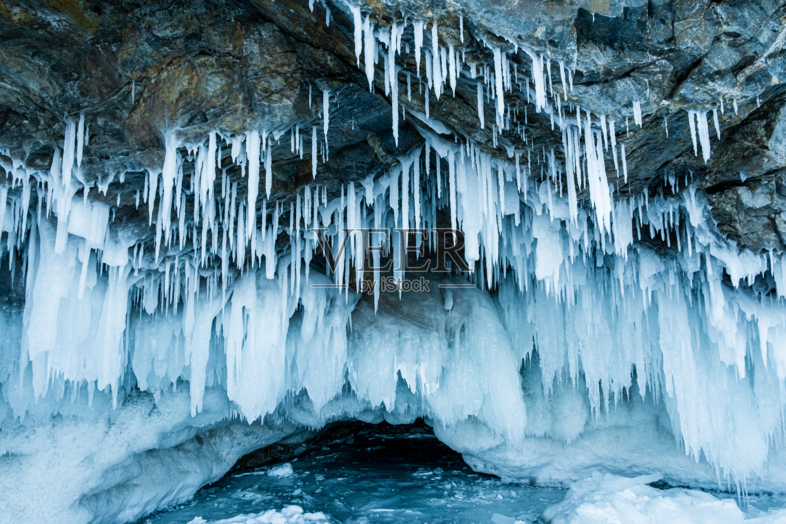 冬天贝加尔湖上的冰柱。照片摄影图片