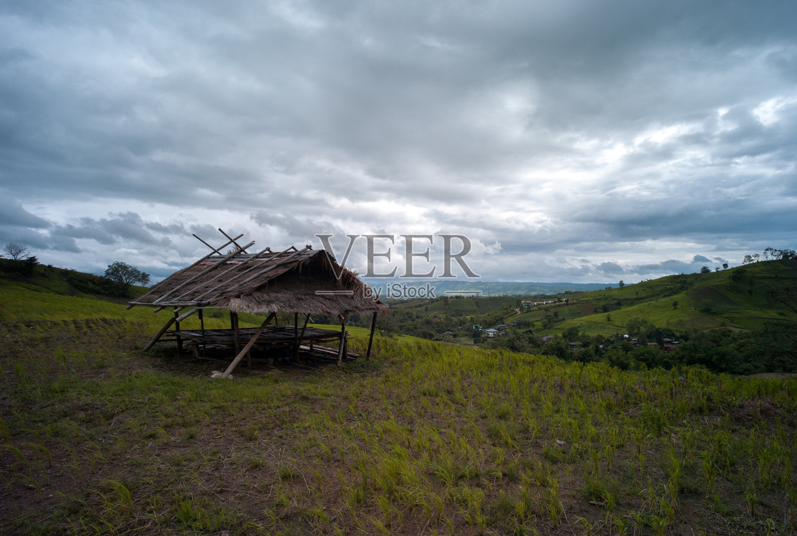野地里的老茅屋，有云，有天，有山照片摄影图片