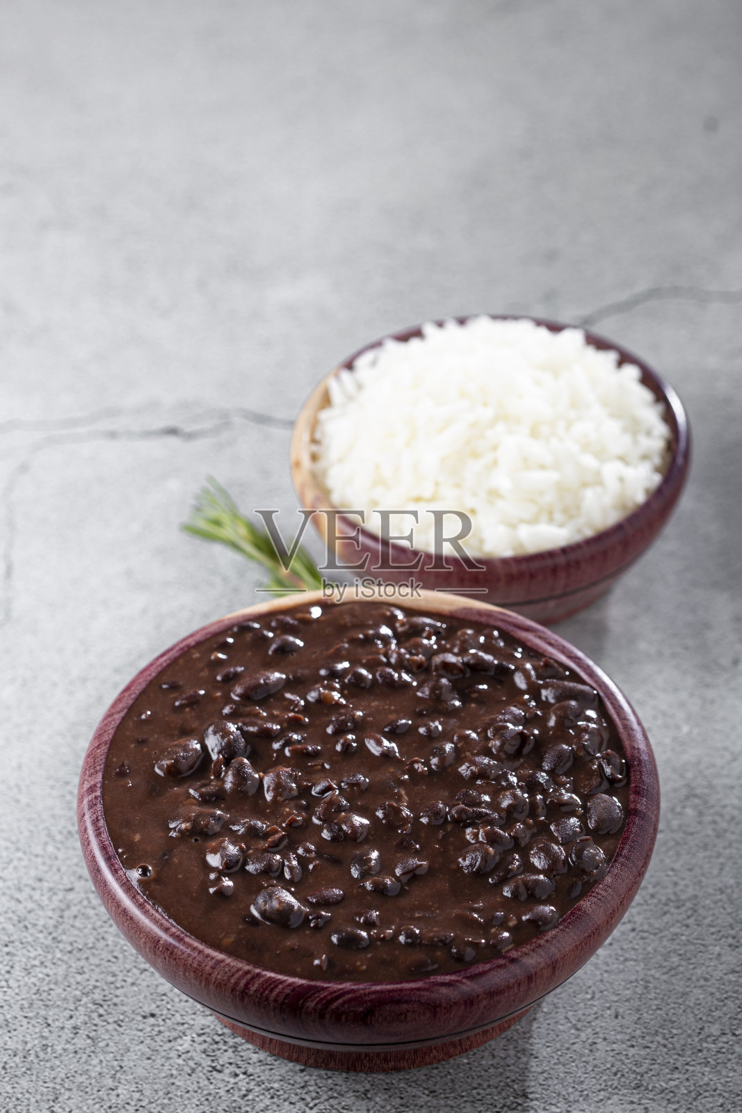 木碗里的黑豆米饭。照片摄影图片