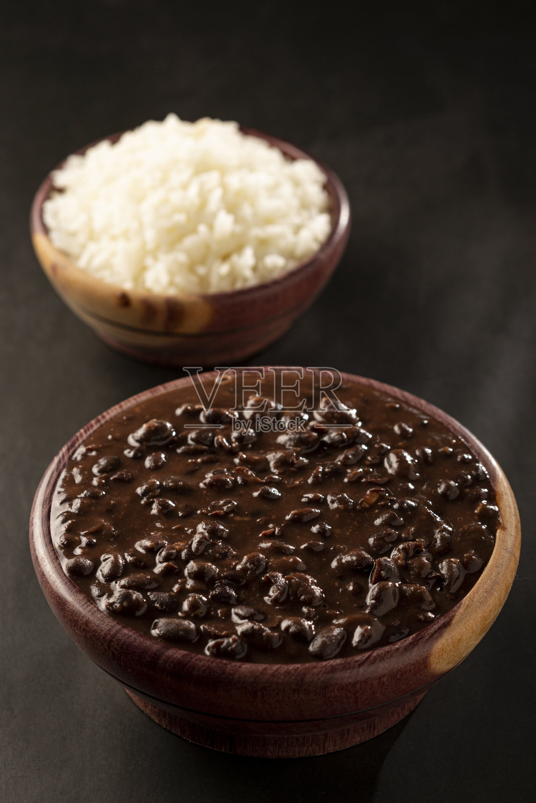 木碗里的黑豆米饭。照片摄影图片