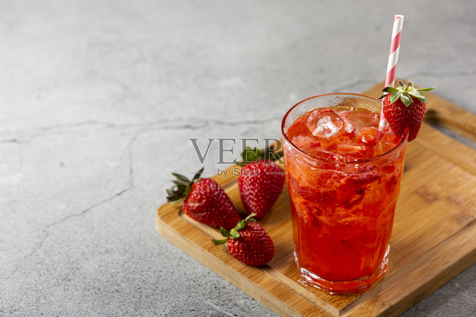 桌上有草莓凯匹林纳鸡尾酒。草莓鸡尾酒。照片摄影图片