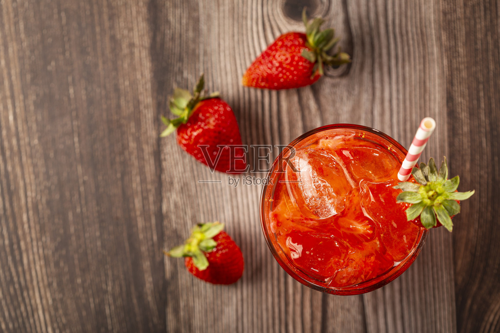 桌上有草莓凯匹林纳鸡尾酒。草莓鸡尾酒。照片摄影图片