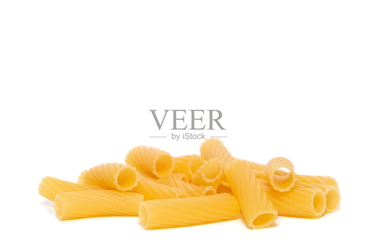 意大利面管，tortiglioni或elicoidali孤立在白色背景上照片摄影图片