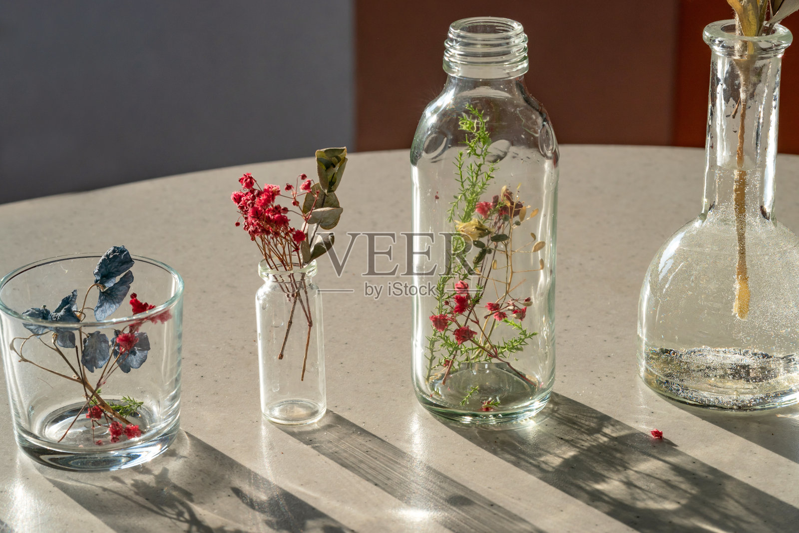 一个装着干花的玻璃瓶。美丽时尚的影子照片摄影图片