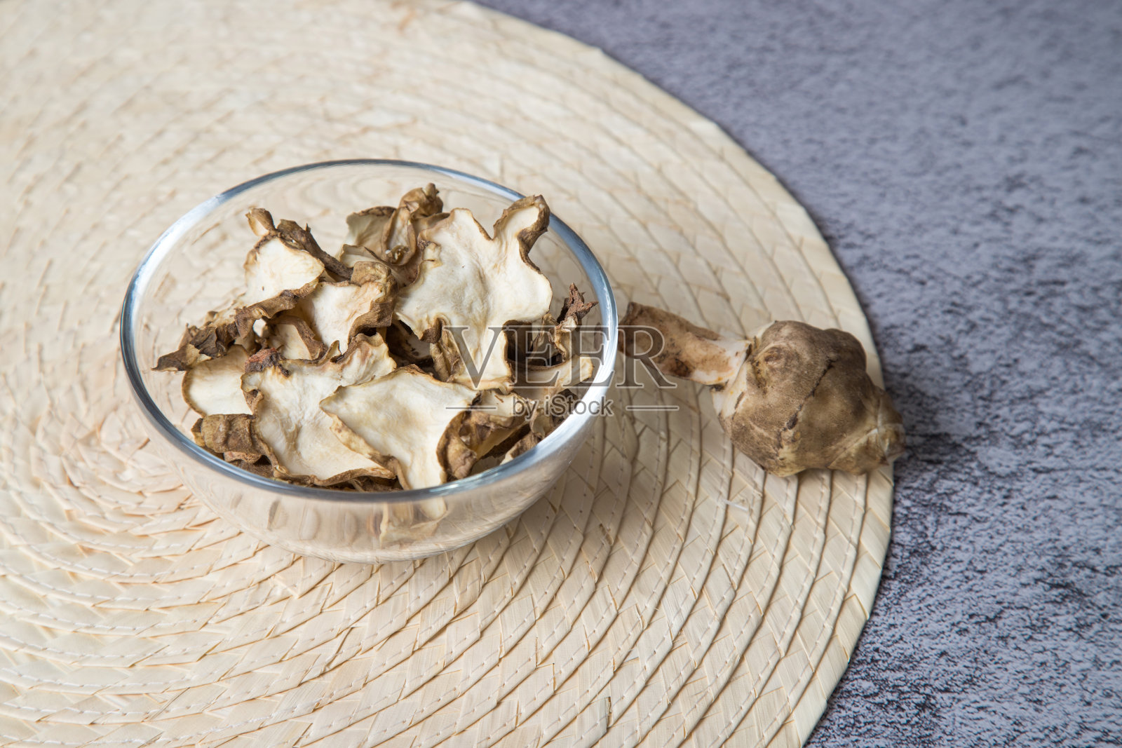 白盘上的干菊芋片和复印空间照片摄影图片