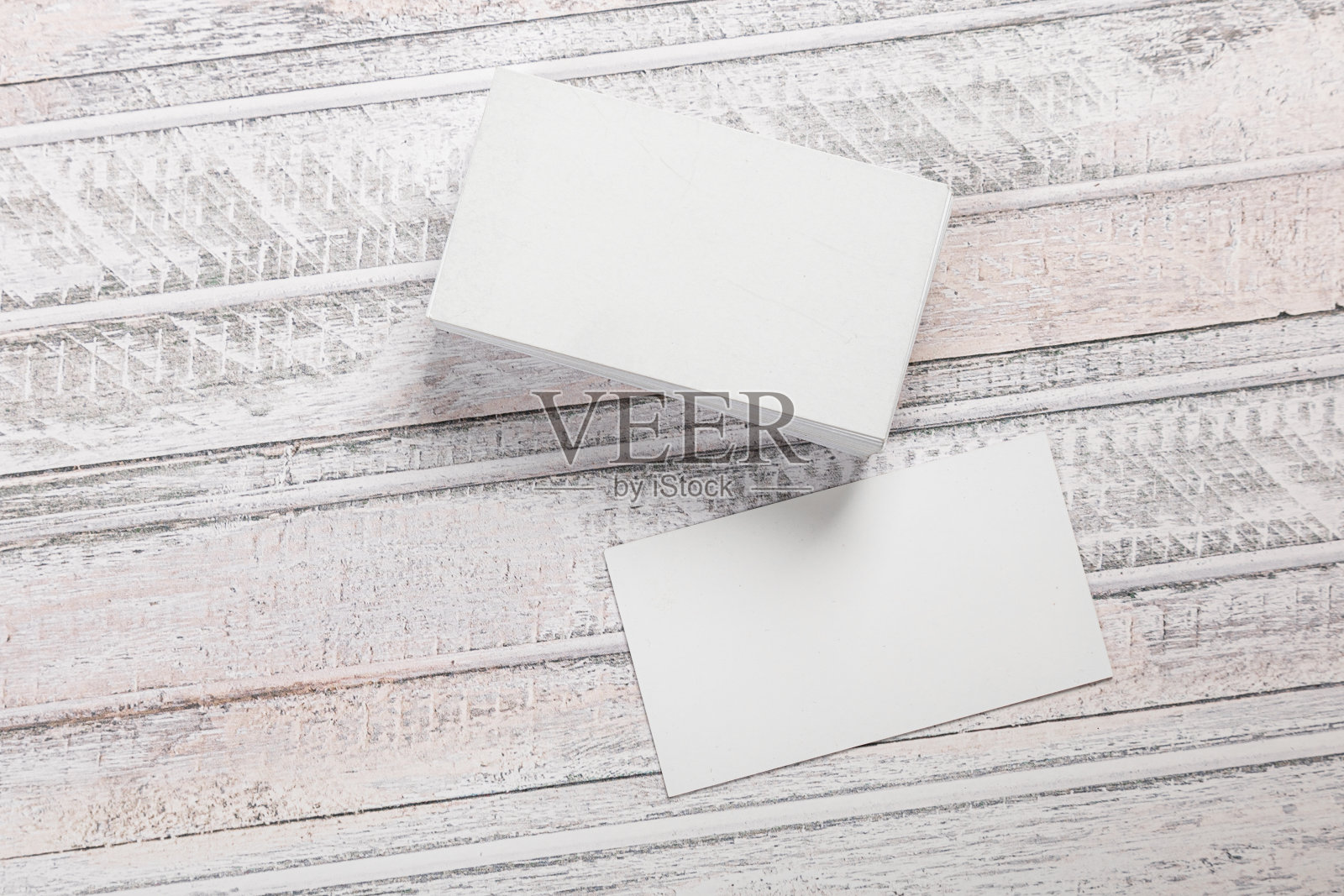 名片空白。灰色木制背景上的模型。文本的复制空间。照片摄影图片