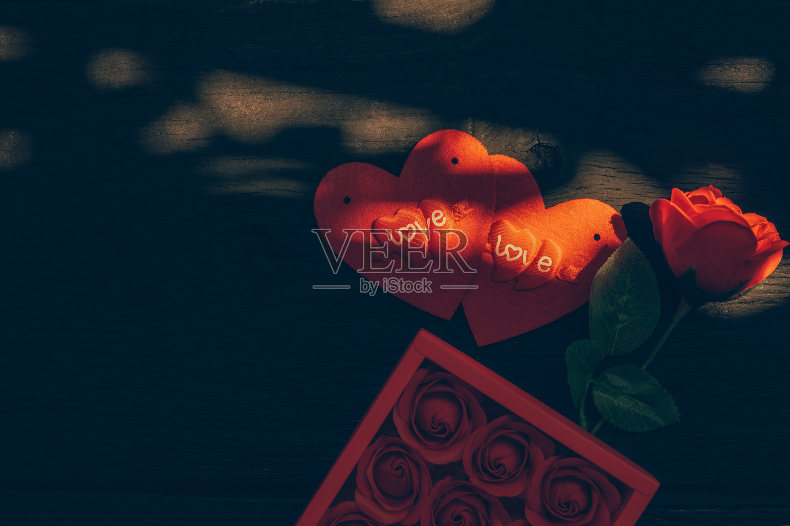 木板上的玫瑰和心形，情人节背景，婚礼当天照片摄影图片