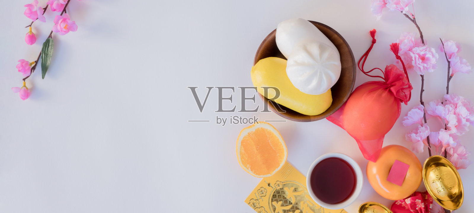 中国新年平坦的白色背景与各种节日装饰。愿财旺，繁荣，吉祥，复印空间照片摄影图片