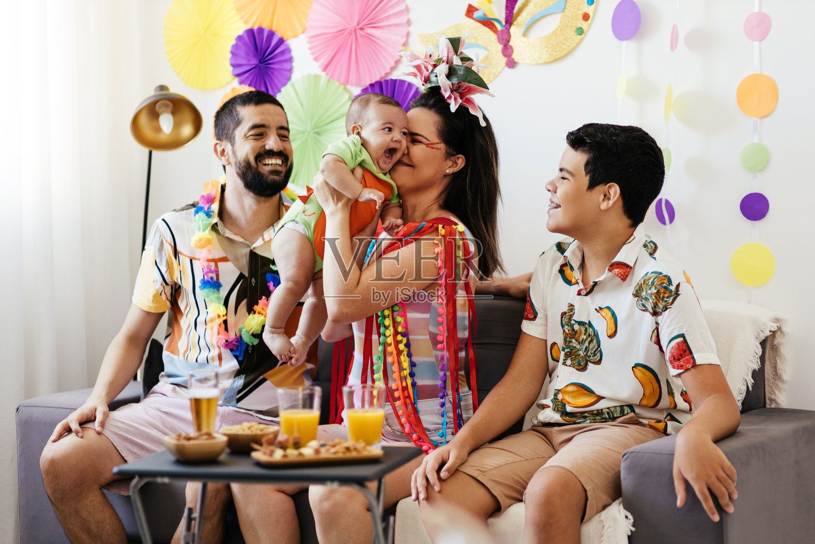 巴西的狂欢节。家人在家里庆祝狂欢节照片摄影图片