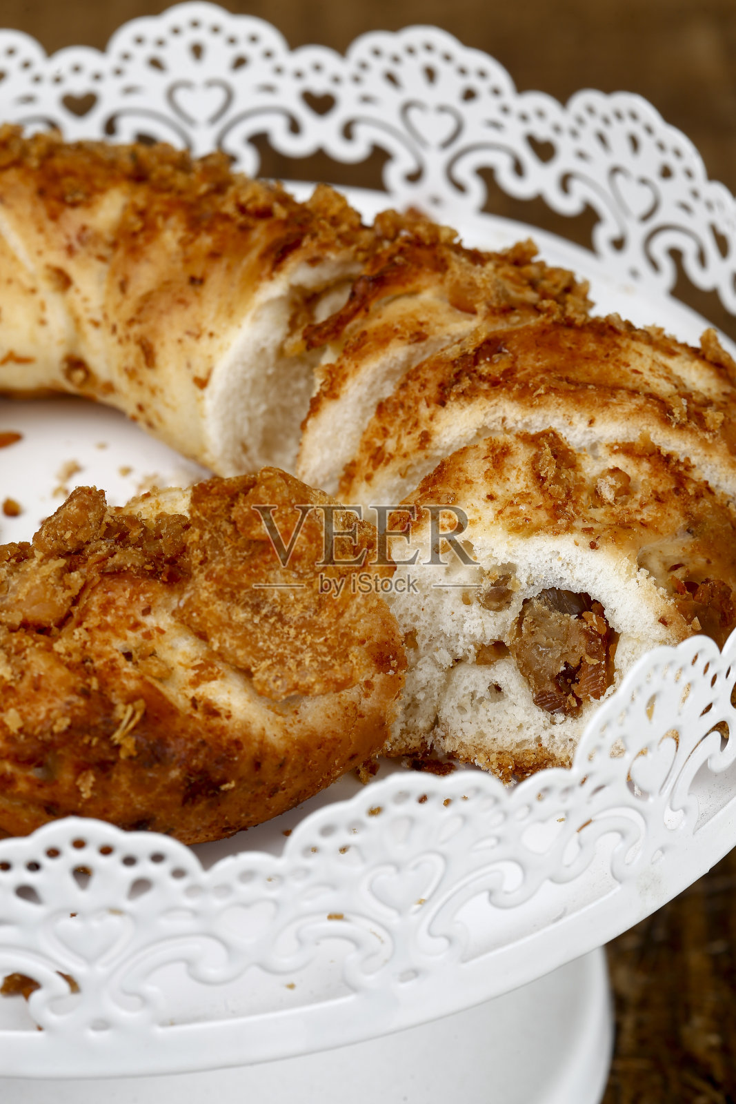 白色装饰托盘上的面包照片摄影图片