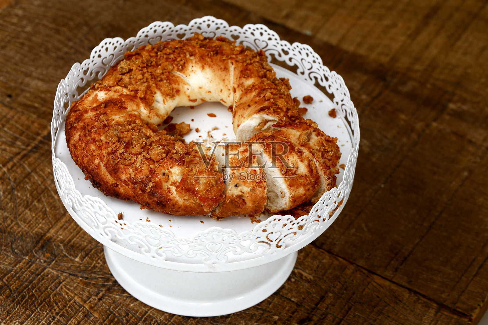 白色装饰托盘上的面包照片摄影图片