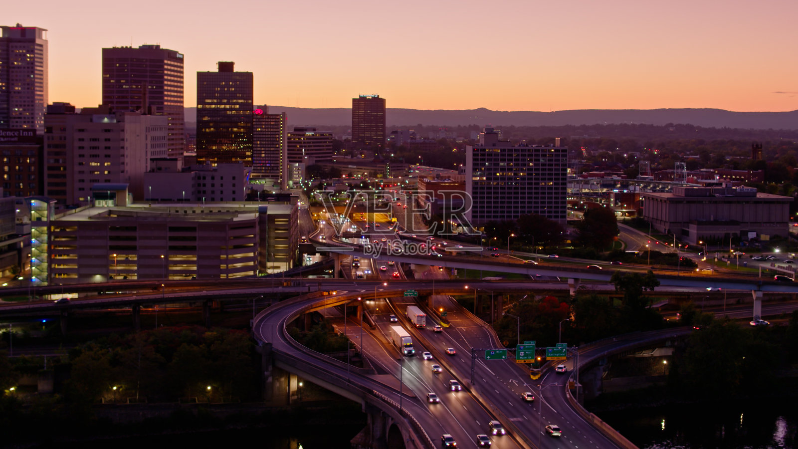 黄昏时康涅狄格州哈特福德的交通枢纽立交桥（航拍）照片摄影图片