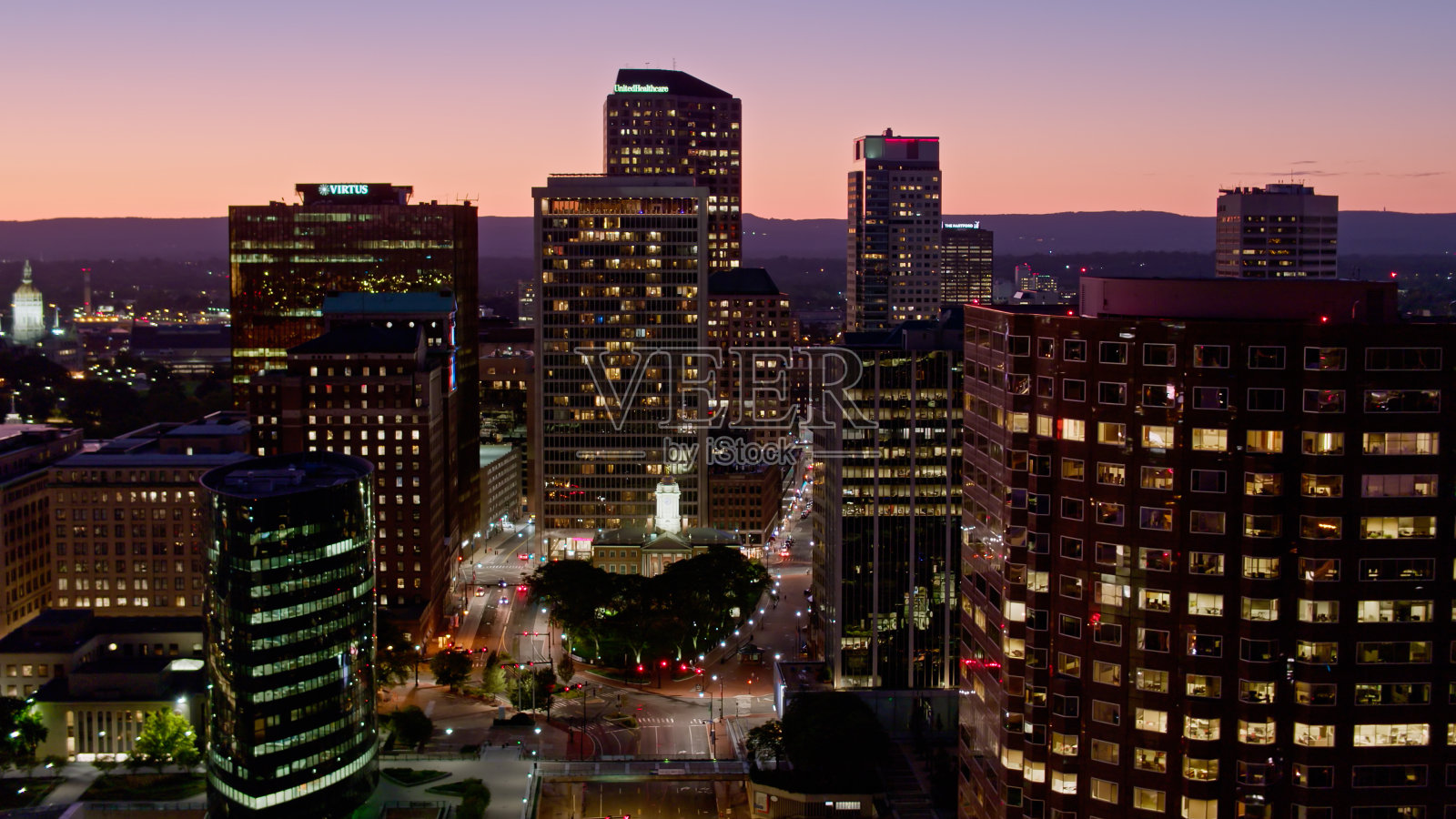 在哈特福德市中心的街道，CT的黄昏-空中照片摄影图片