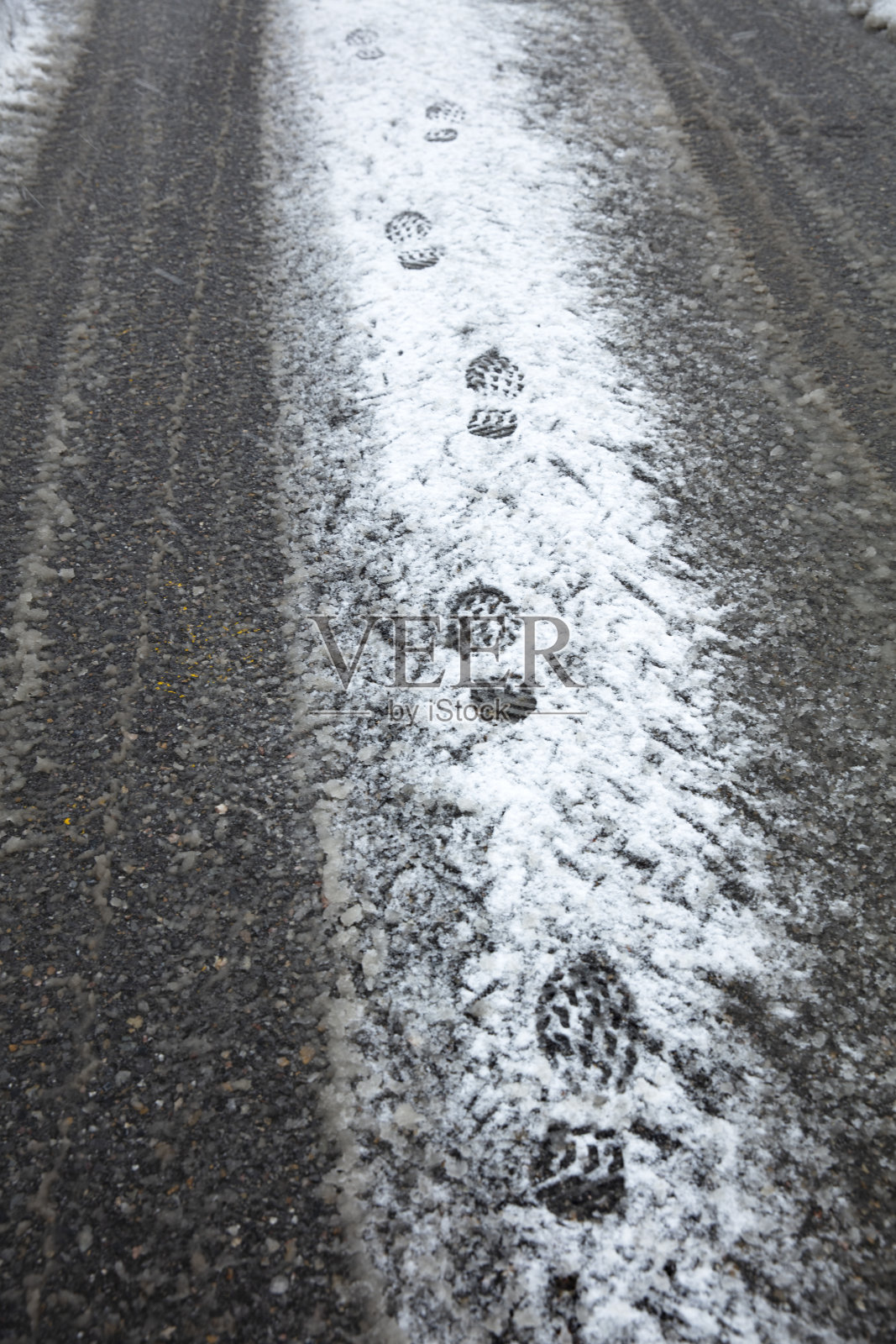雪地里有人类的脚印照片摄影图片