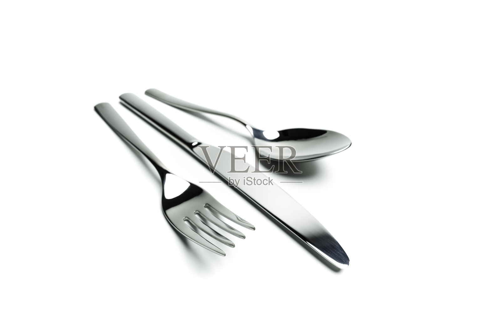 一套配有刀、叉和匙的银制餐具照片摄影图片