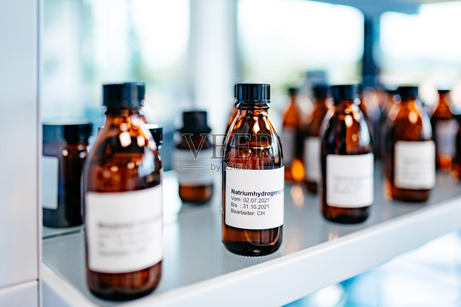 实验室里的化学药品小瓶照片摄影图片