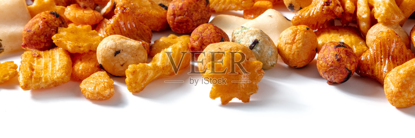 日本米饼全景图。白色背景上的亚洲小吃照片摄影图片