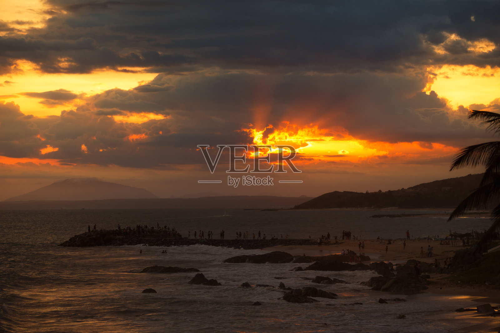 海滩上的日出照片摄影图片