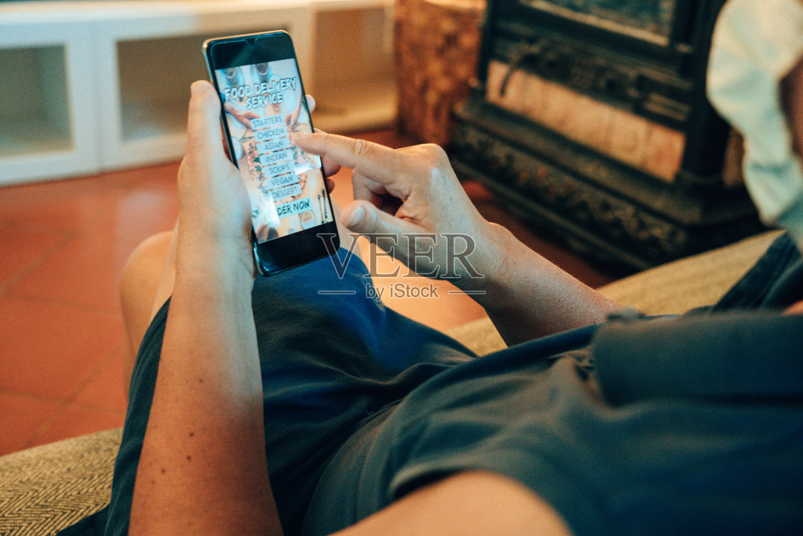 在沙发上叫外卖的女人照片摄影图片