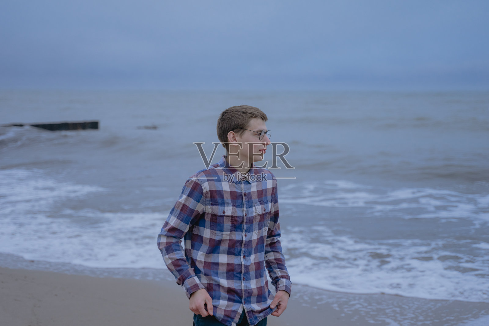 海边那个穿格子衬衫的家伙照片摄影图片