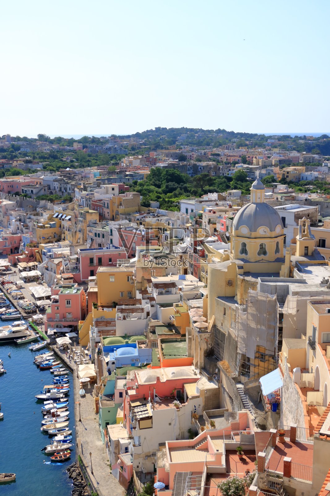 从上面可以看到意大利那不勒斯和伊斯基亚之间美丽的普罗西达岛照片摄影图片