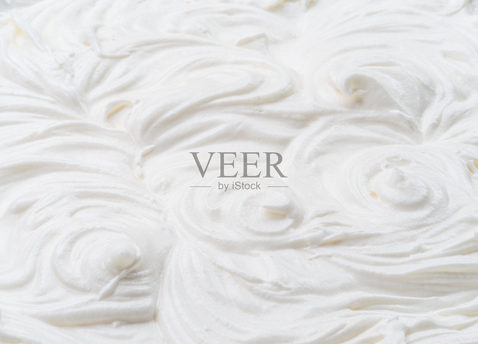 奶油在酸奶或奶油表面波动和旋转。前视图。照片摄影图片