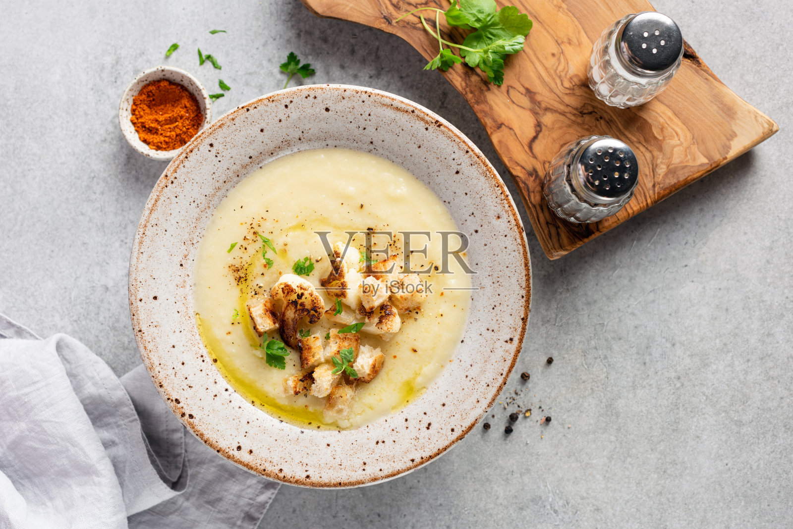 花椰菜奶油汤和面包块放在碗里照片摄影图片