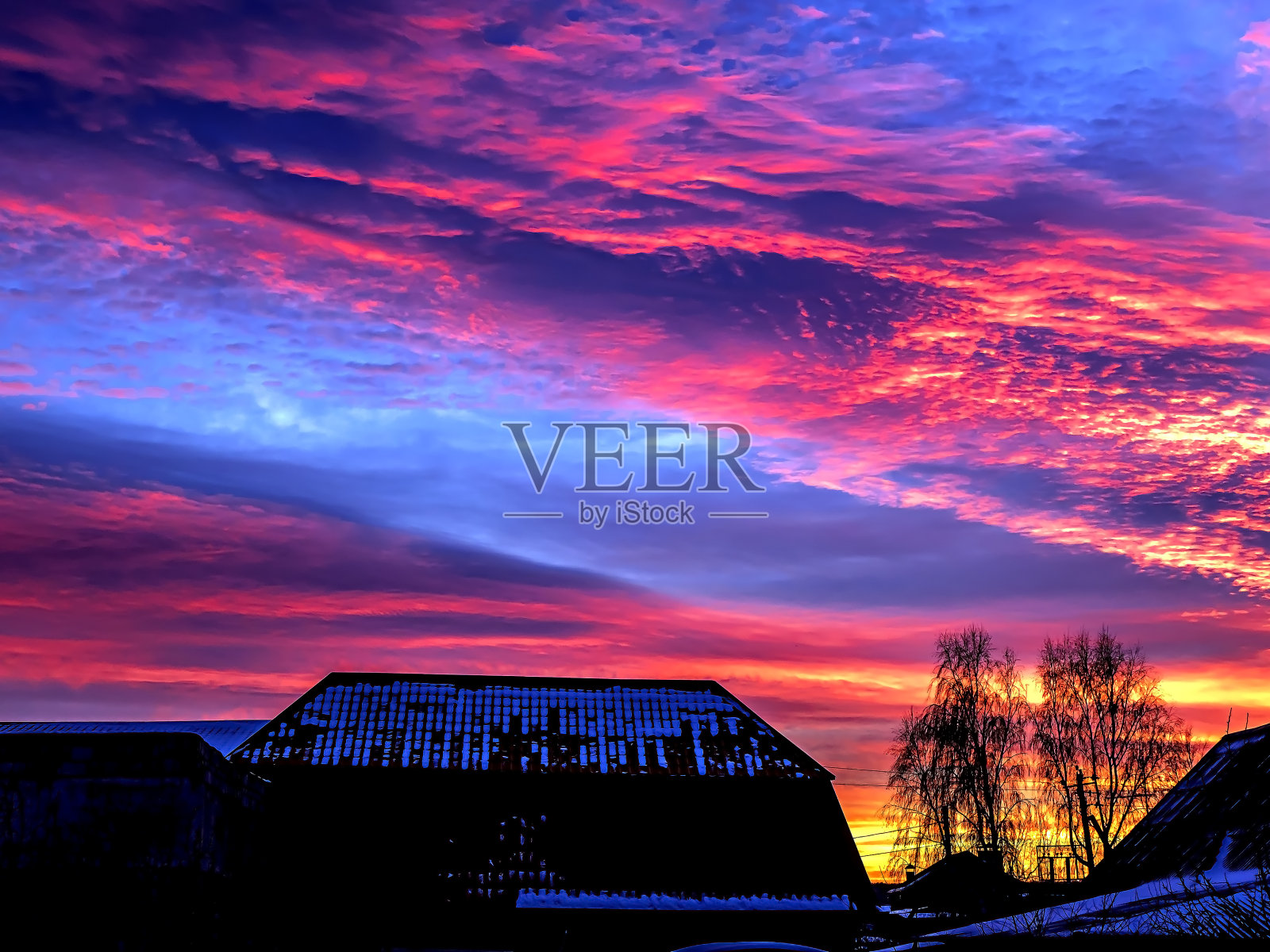 日落时明亮的红蓝色天空引人注目照片摄影图片