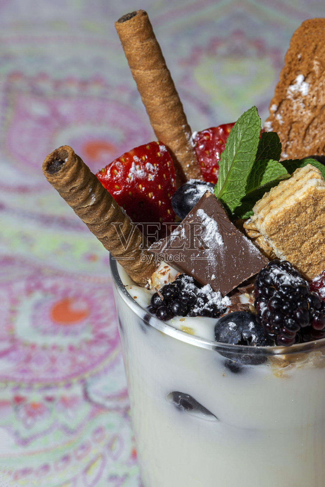 白色木桌上自制酸奶配红莓、饼干和巧克力照片摄影图片