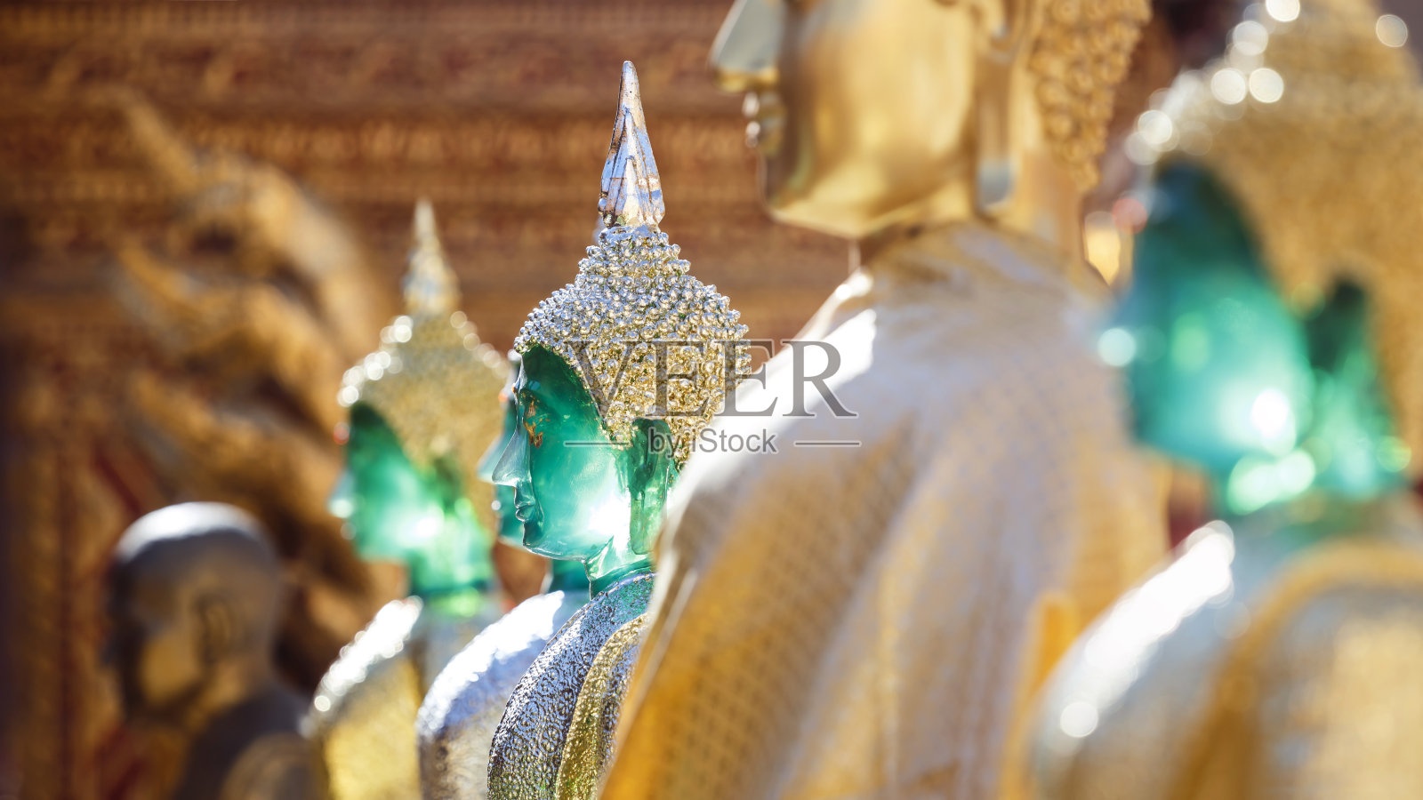 阳光下的土素贴佛寺的金色和翡翠佛像。泰国清迈最重要的寺庙。照片摄影图片