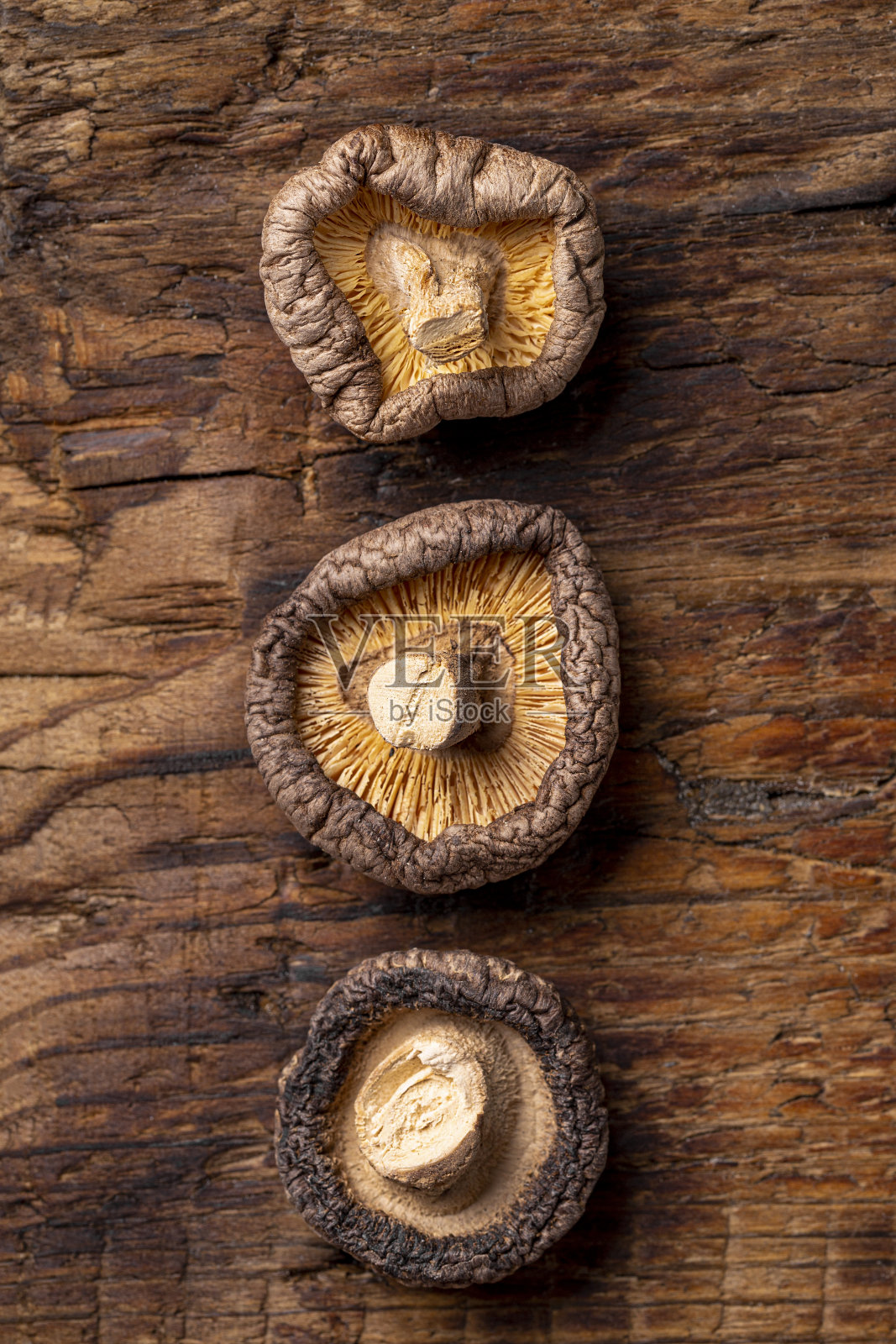 干燥的香菇在一个木制背景俯视图垂直照片照片摄影图片