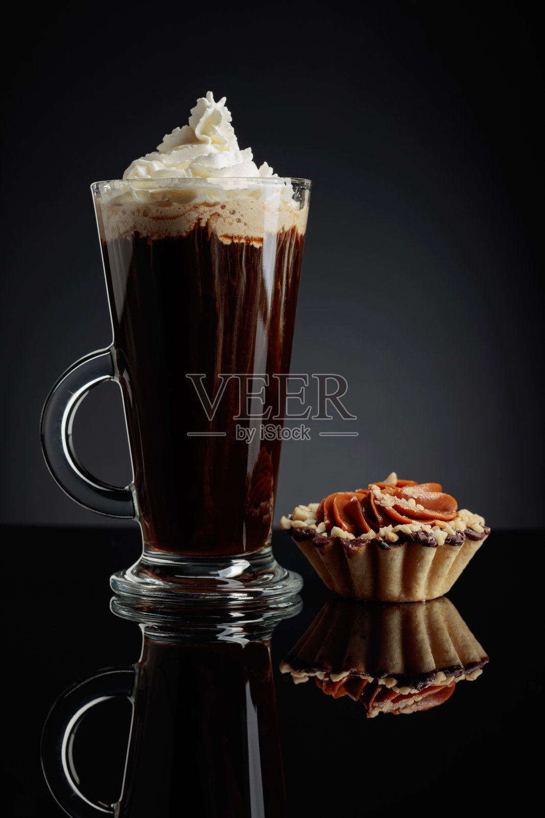 咖啡饮料加鲜奶油和巧克力蛋糕。照片摄影图片