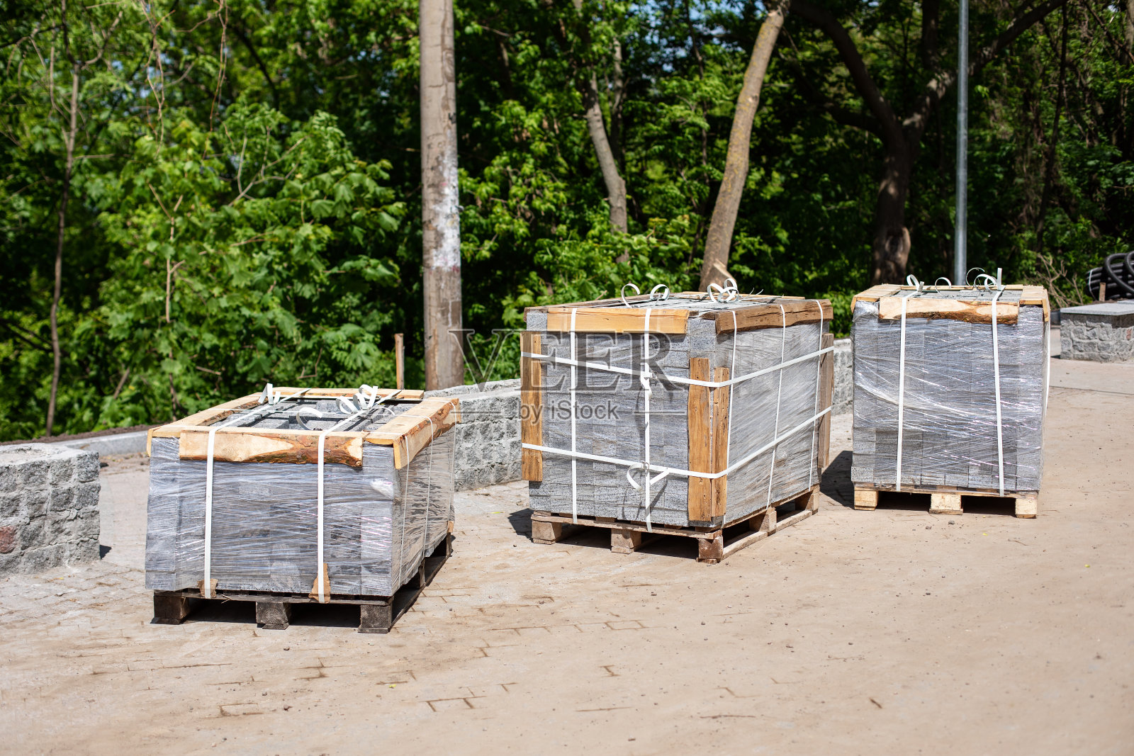 几个托盘与混凝土新砖堆放在木制托盘。砖的生产。维修和建筑材料的概念。施工现场白色硅酸盐砖堆砌。照片摄影图片