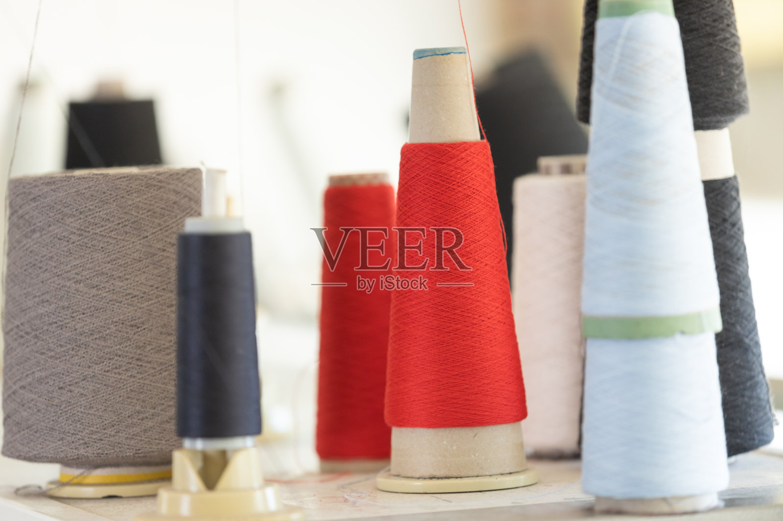 纺织工业缝纫设备中的线轴。缝纫生产。照片摄影图片