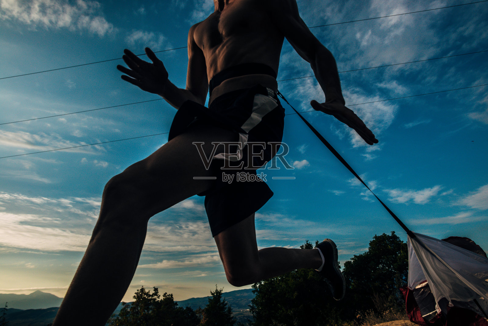 男性运动员健身跑步运动员在户外快速冲刺。跟踪运行概念照片摄影图片