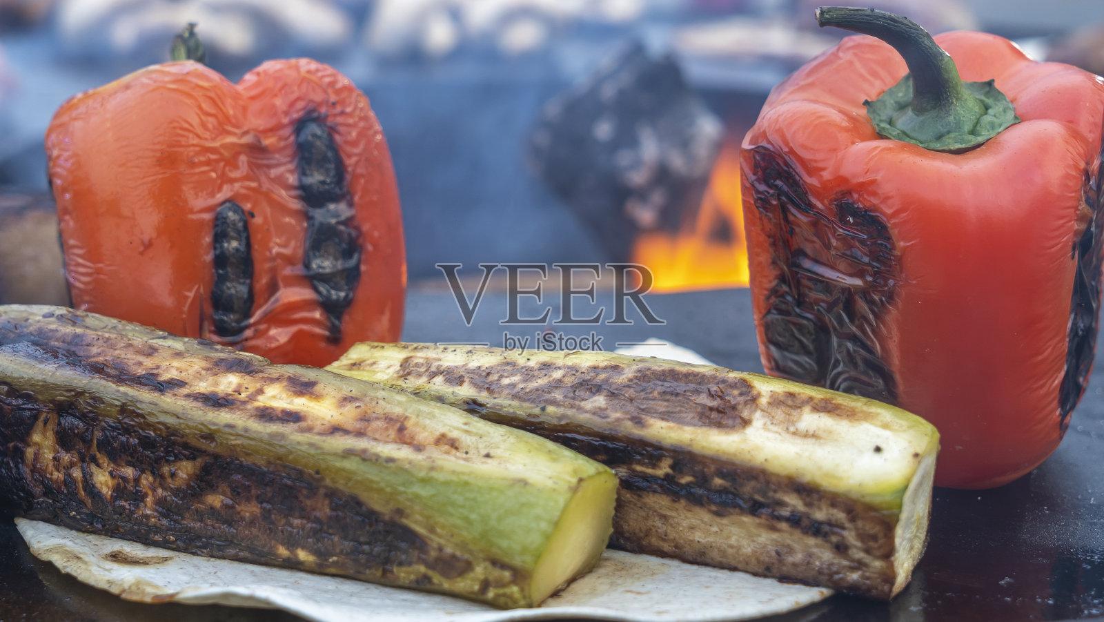 集市期间，在街头炉灶上烤蔬菜。节日期间出售素食烧烤食品。照片摄影图片