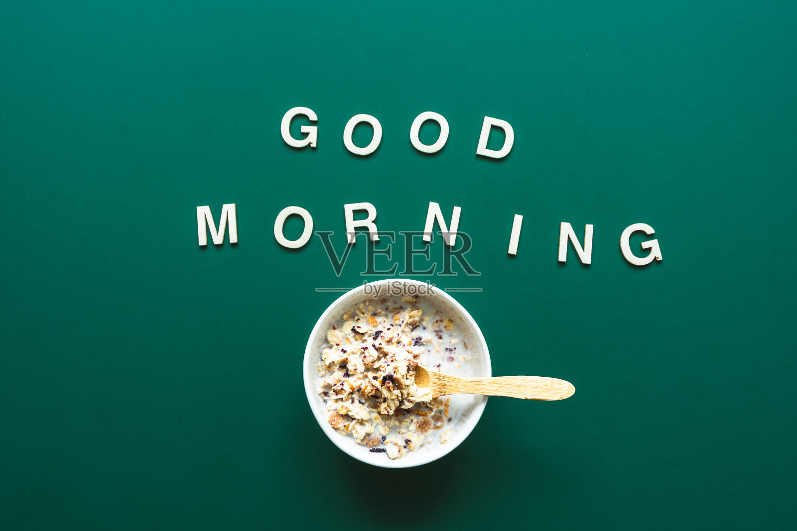 碗里的早餐麦片，木制的早安字照片摄影图片