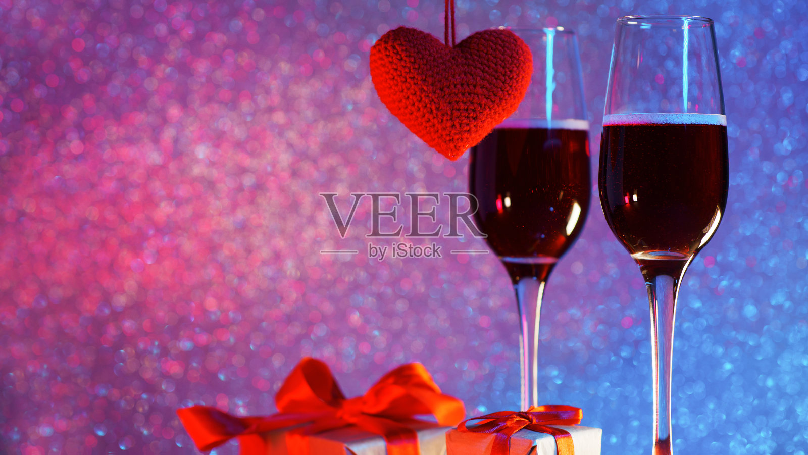 情人节快乐复制空间背景。两杯香槟，红心和霓虹散景背景照片摄影图片