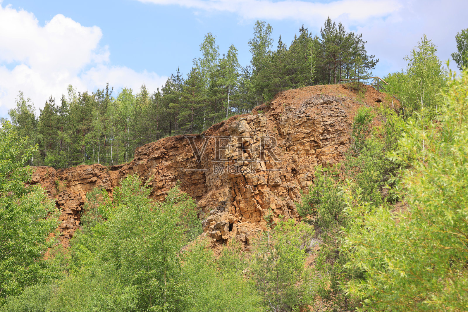 这是一个封闭的白云石矿的挖掘现场，这是一个风景如画的采石场，位于波兰什恰科瓦的Jaworzno照片摄影图片