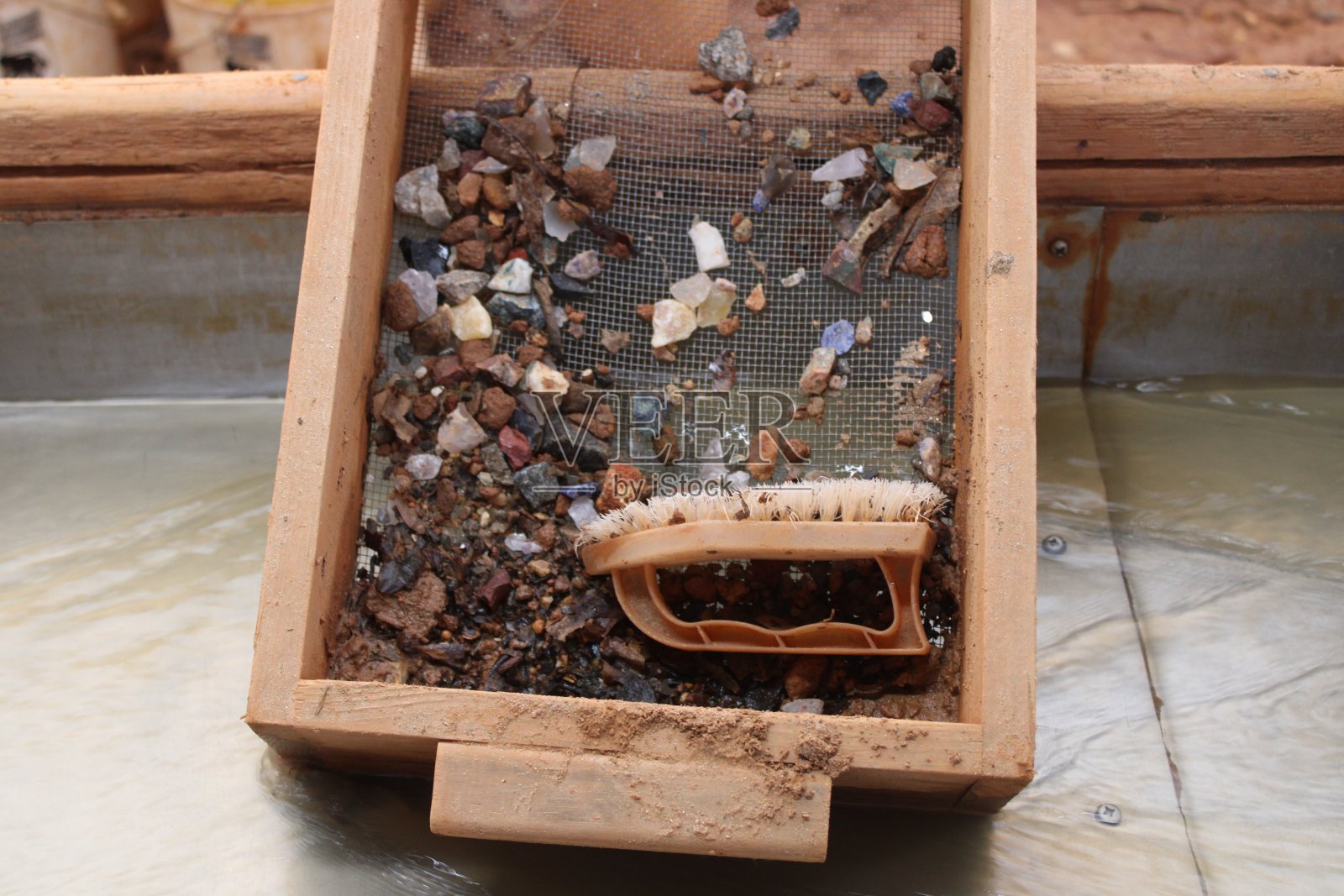 水闸箱里的石头照片摄影图片