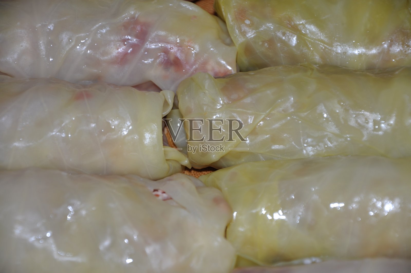 靠近，sarma排列成行，准备烹饪。照片摄影图片