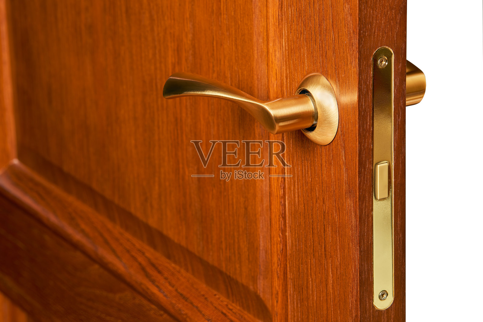 打开木门上的金属把手和内锁。照片摄影图片