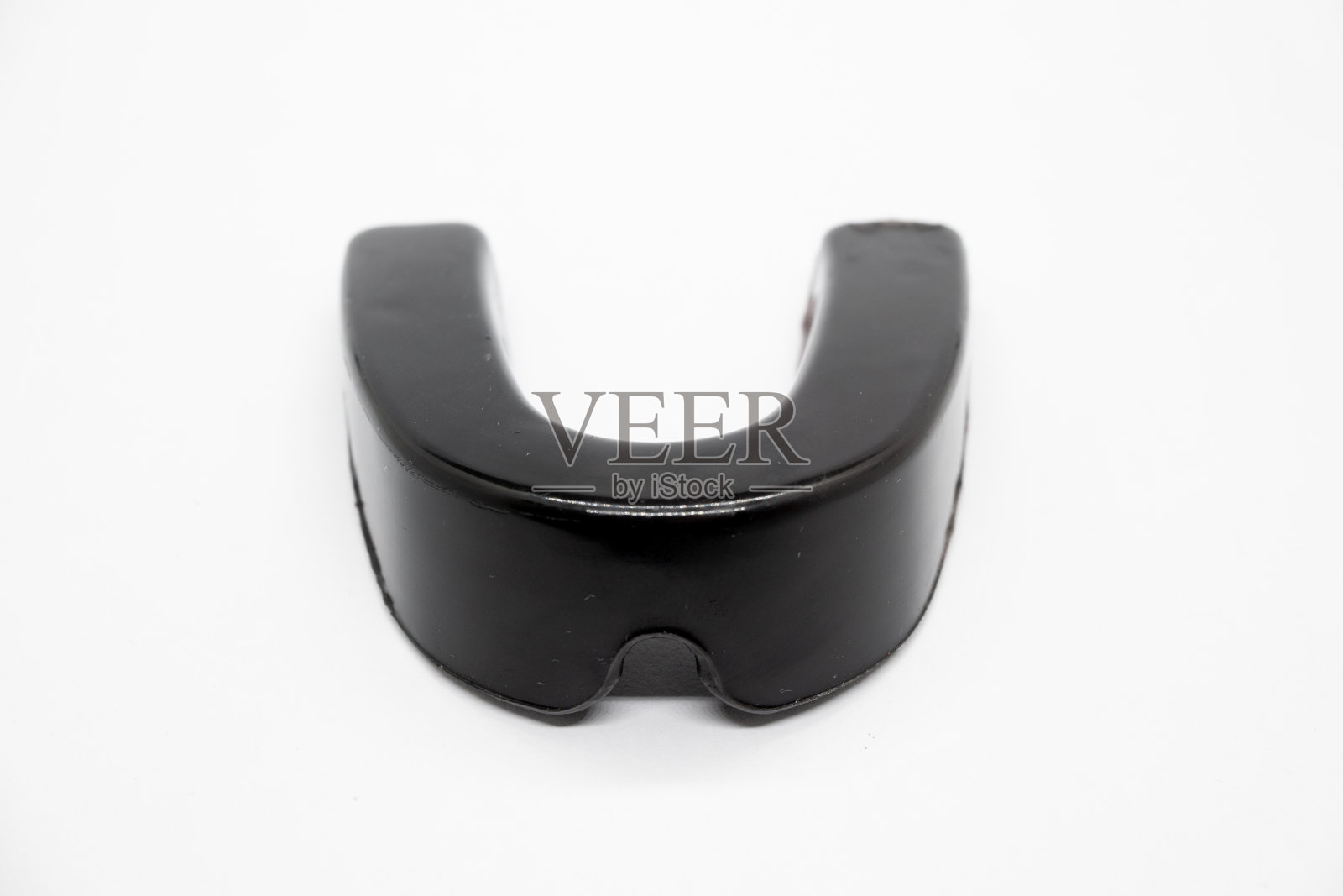 白色背景上的黑色护齿。照片摄影图片