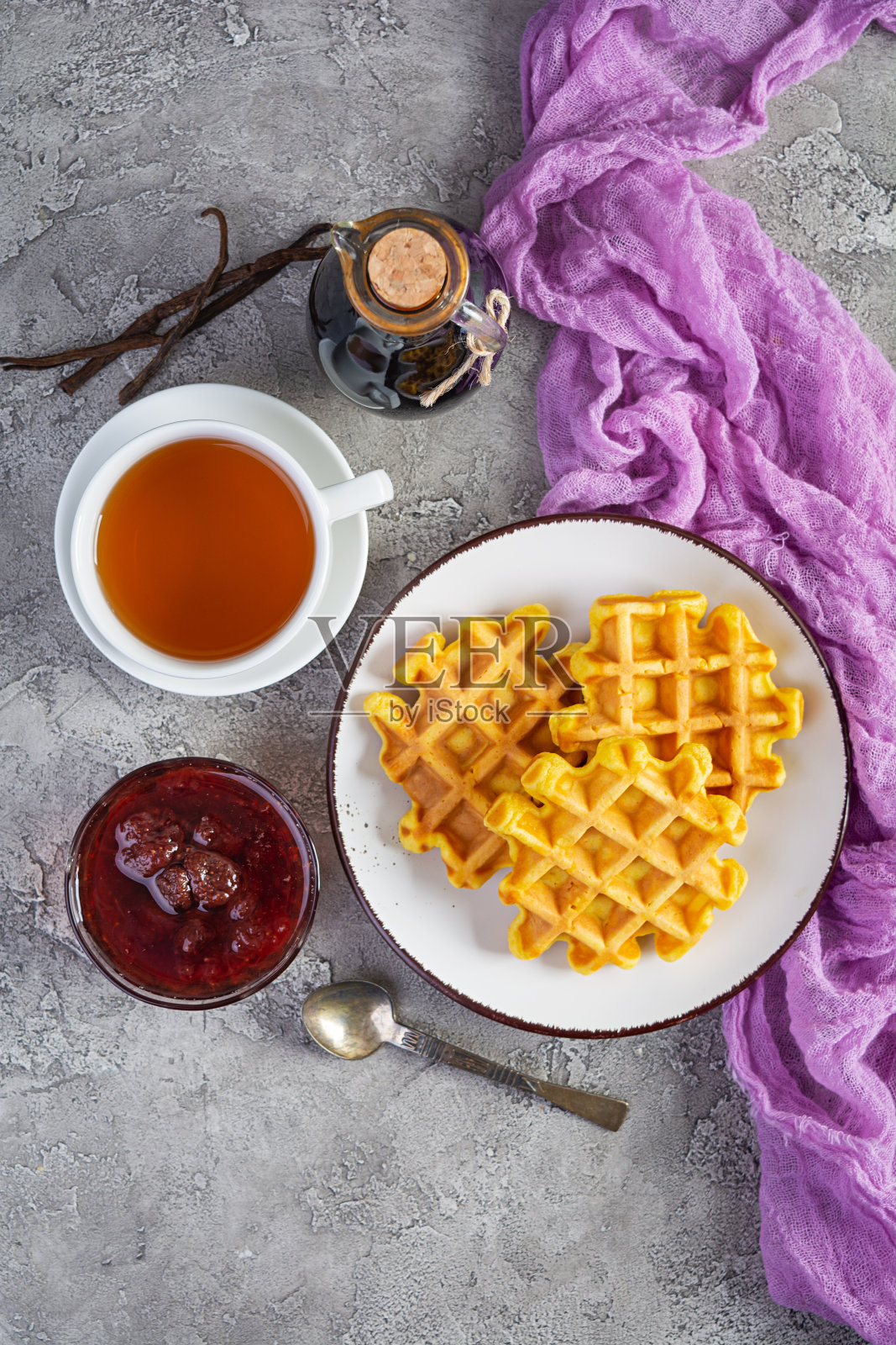 甜南瓜华夫饼配草莓酱。美味的比利时华夫饼早餐。俯视图照片摄影图片
