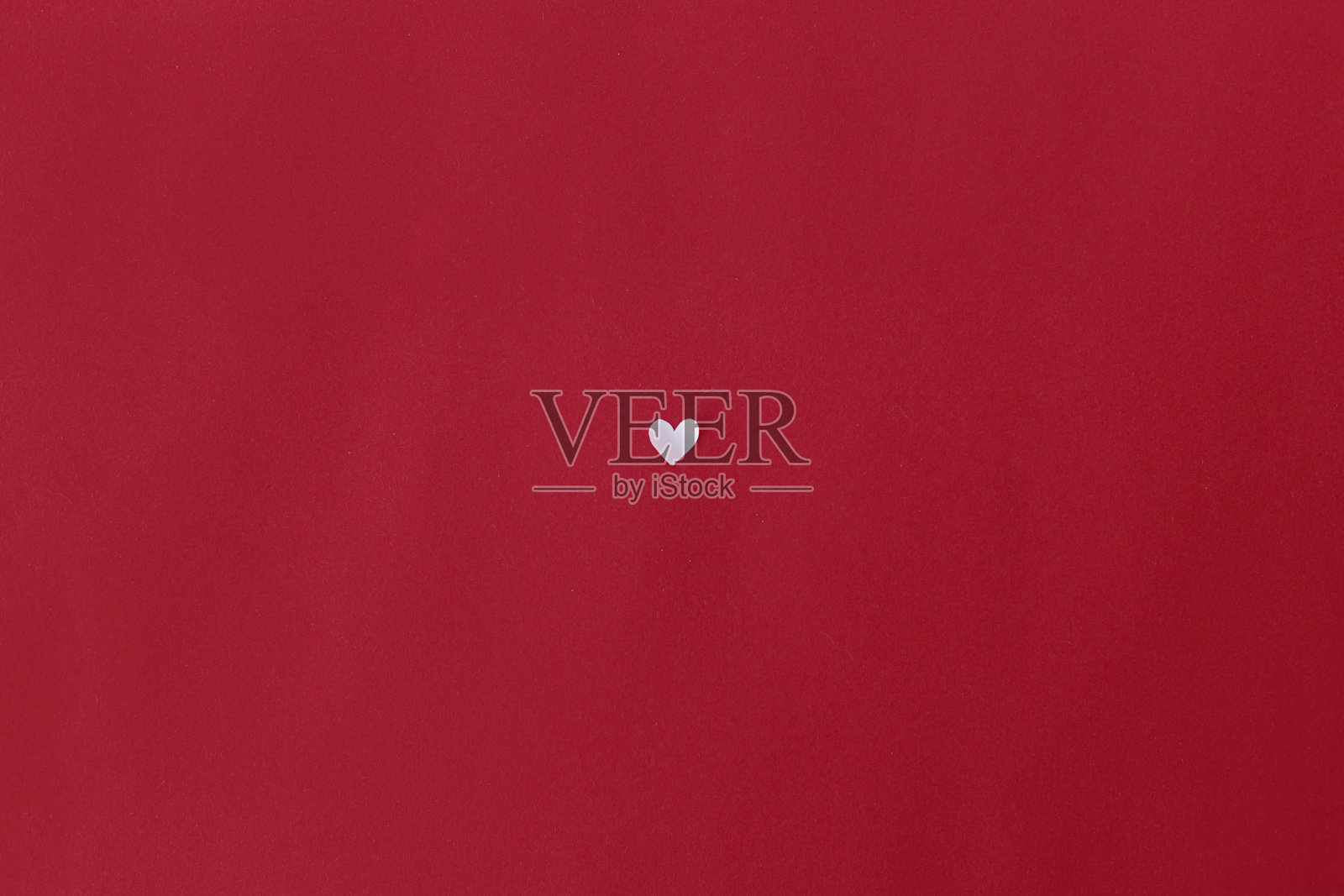 情人节快乐!情人节的心平躺在红色的背景与文字的空间。情人节最小卡片。红纸上剪的可爱的小白心。爱的概念照片摄影图片